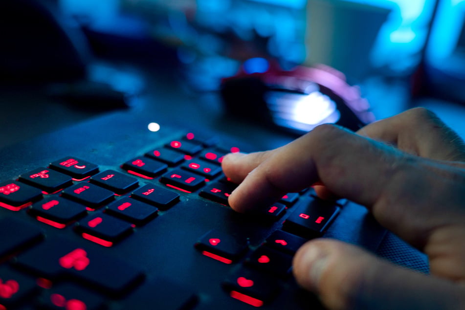 Per Fernzugriff schickte der Hacker mehrere Nachrichten im Namen des 14-Jährigen. (Symbolbild)