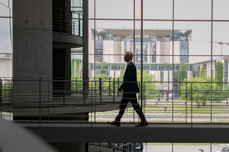 Das Kanzleramt im Blick? Reichel auf einem seiner langen Wege im Bundestag.