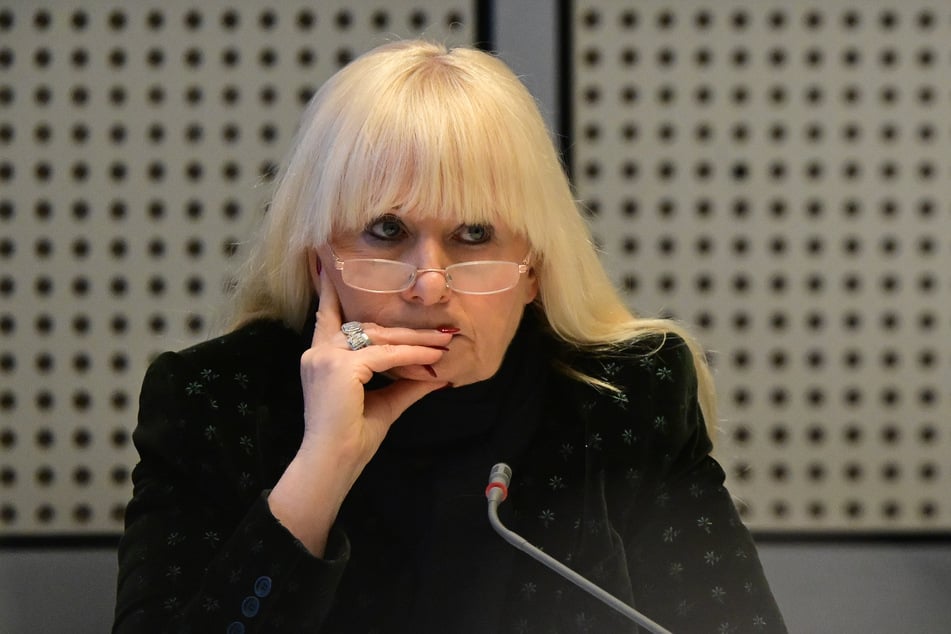 Nach den Ausschreitungen beim Hertha-Spiel will Berlins Innensenatorin Iris Spranger (64, SPD) mit Klub und Polizei sprechen.