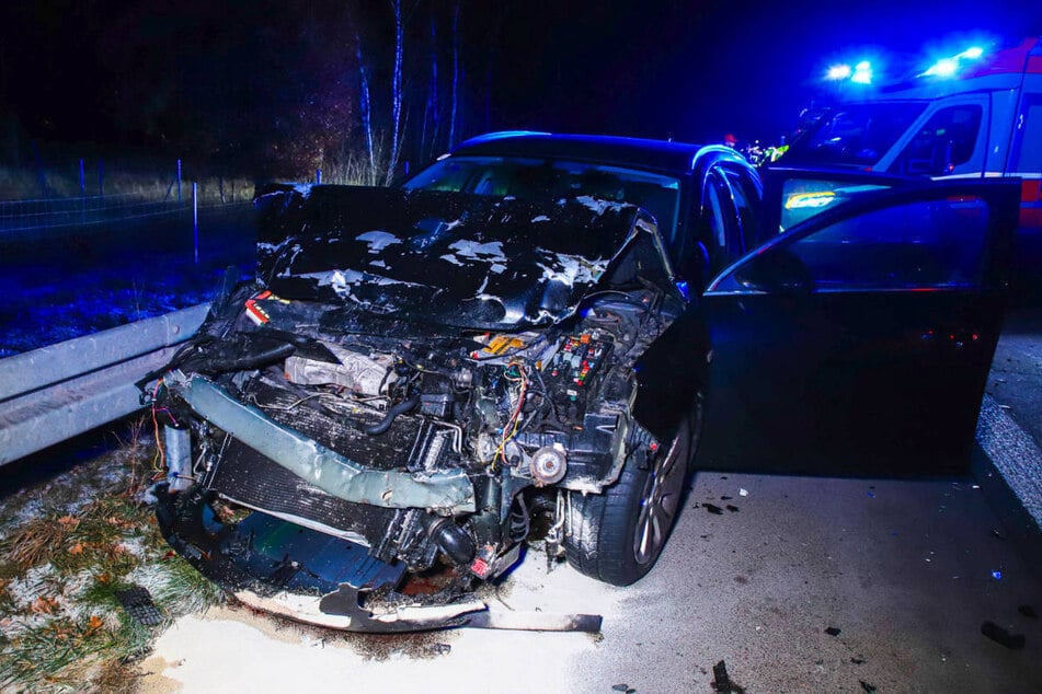 Die Front des Opels ist durch den heftigen Zusammenstoß total zerstört worden.