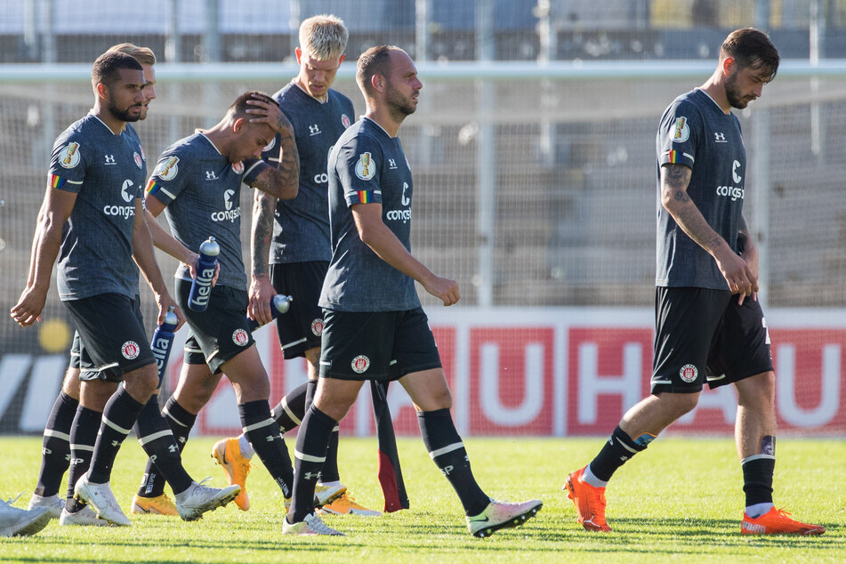 Nach Informationen des Kicker soll ein südkoreanischer Erstligist an Stürmer Boris Tashchy (r.) vom FC St. Pauli interessiert sein.