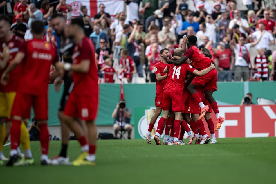 Rot-Weiss Essen feiert den Blitz-Treffer gegen RB Leipzig.