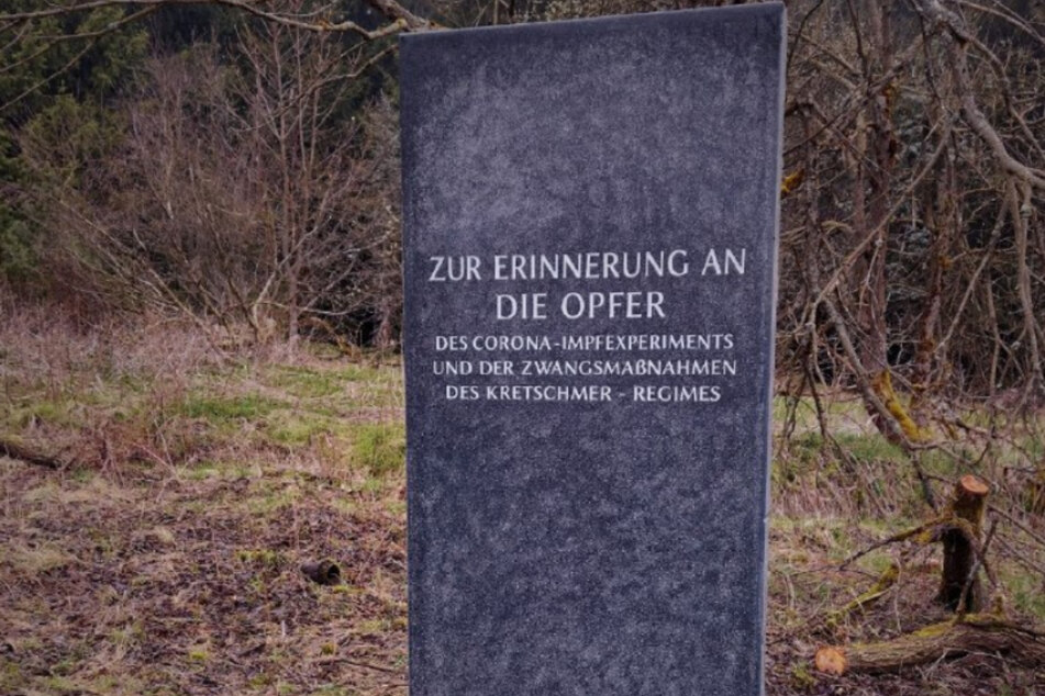 Das Verwaltungsgericht Dresden hat den polizeilichen Beschluss bestätigt, wonach das umstrittene Corona-Denkmal der "Freien Sachsen" entfernt werden muss.