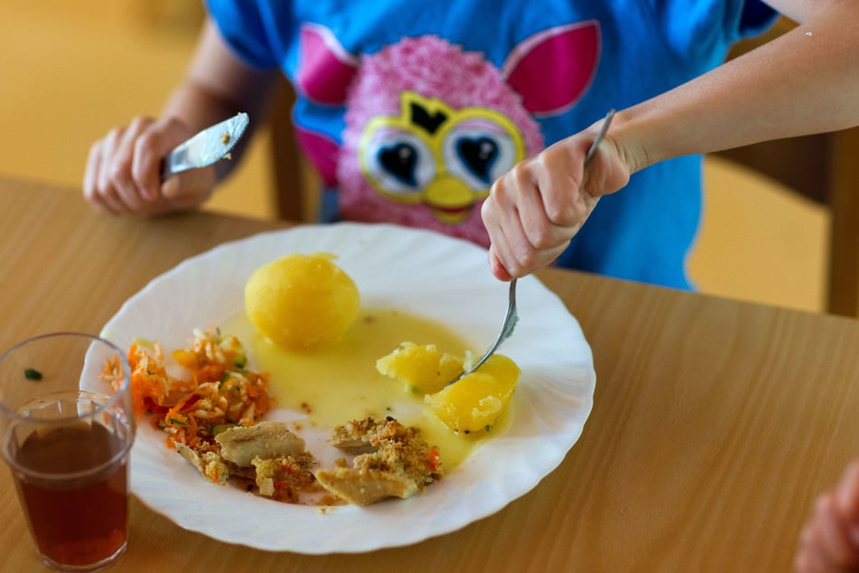 Sieht lecker aus, aber: Welche Eltern können sich in Zukunft noch Mittagessen für ihre Kinder in Kitas und Schulen leisten?