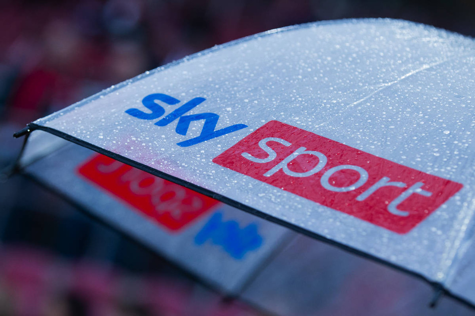 Gleich zu Beginn der Partie und noch einmal in Durchgang zwei hat der Pay-TV-Sender Sky die Fußball-Fans an den Bildschirmen im Regen stehen gelassen. (Archivfoto)