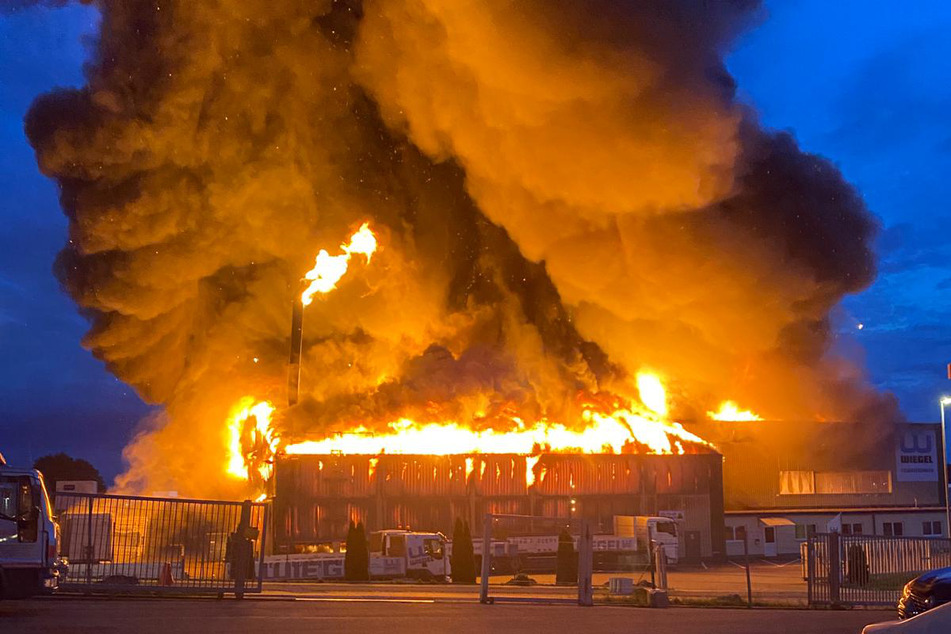 Die Feuerverzinkerei in Denkendorf brannte lichterloh.