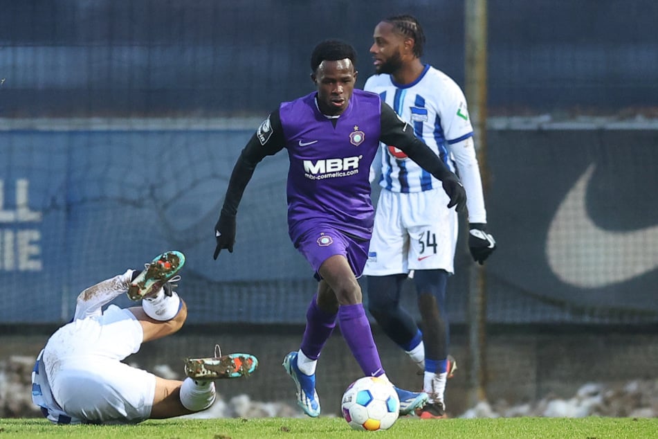 Mamin Sanyang (20) von Hannover 96 II. spielt derzeit auf Probe bei den Veilchen vor, glänzte gegen Hertha mit seiner Schnelligkeit.