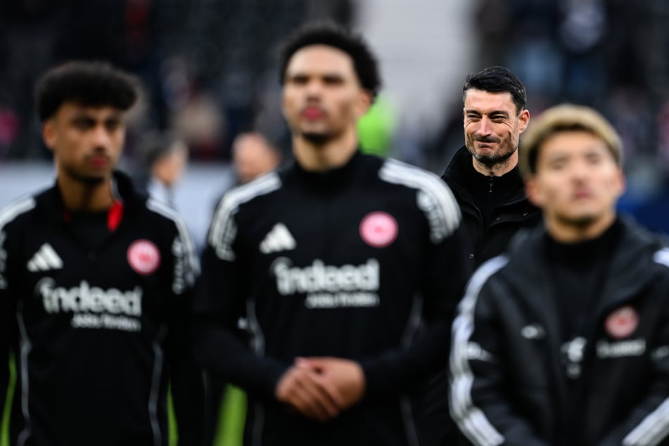 So richtig stimmt die Chemie zwischen Trainer Albert Riera (2.v.r.) und der Mannschaft noch nicht.