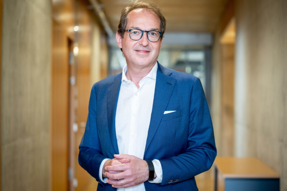 Alexander Dobrindt, CSU-Landesgruppenchef, blickt nach einem Interview mit Journalisten der Deutschen Presse-Agentur in die Kamera des Fotografen.