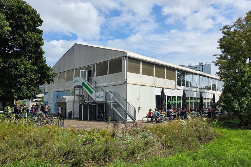 Noch steht sie da - die "Zeltschlösschen"-Mensa am Nürnberger Platz. Doch in wenigen Wochen öffnet die Übergangslösung nach einem langen Dienst von knapp zwölf Jahren ein letztes Mal ihre Türen.