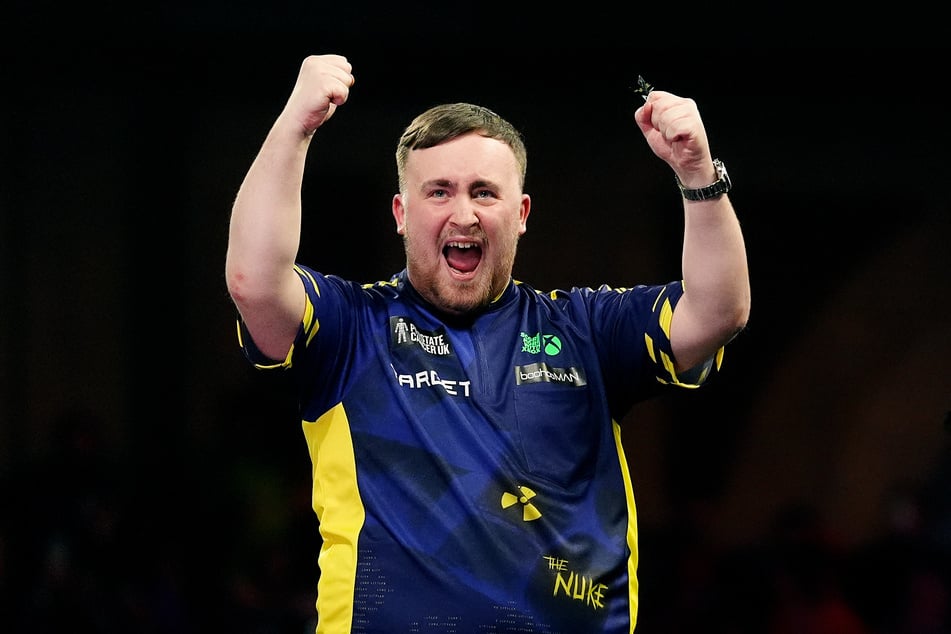 ¡Lo ha logrado Luke Littler (18)! El campeón mundial de dardos ha obtenido finalmente su carnet de conducir después de una larga espera.