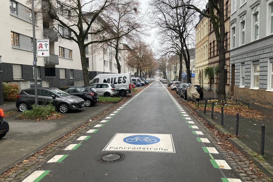 Erstmals wurde eine Kölner Fahrradstraße nach dem neuen Leitfaden für Radpendlerrouten markiert – mit einer grünen statt der sonst üblichen roten Linie am Straßenrand.