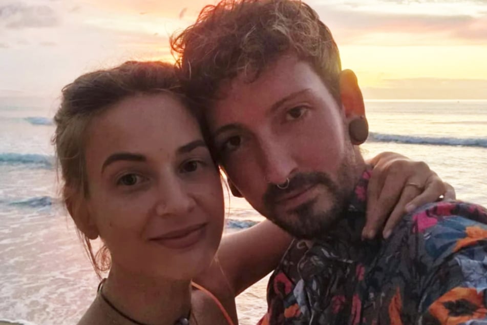 Fabian Kahl (31) und seine Partnerin Yvonne vor romantischer Kulisse am Strand.