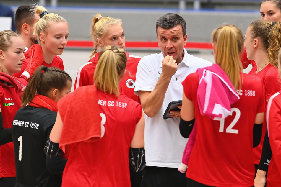 DSC-Chefcoach Alex Waibl (53) in einer Auszeit mit seinem Team
