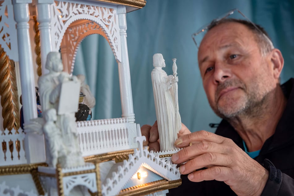 Paul Brockhage (62) setzte auch die weißen Apostelfiguren wieder an ihren alten Platz.