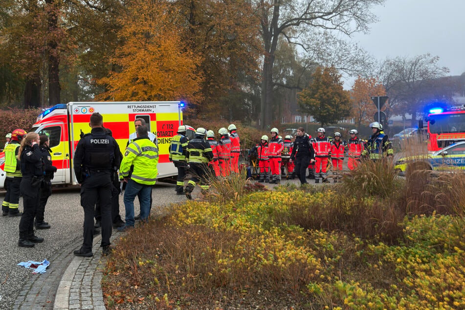 Zahlreiche Rettungskräfte versorgen die Verletzten.