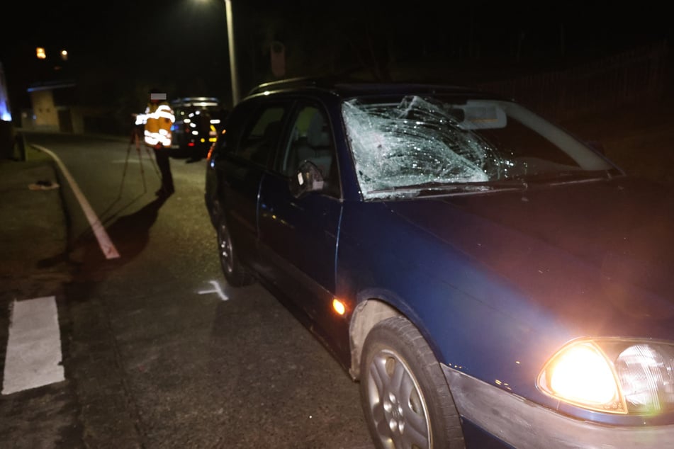 Eine Toyota-Fahrerin übersah zwei Fußgänger.