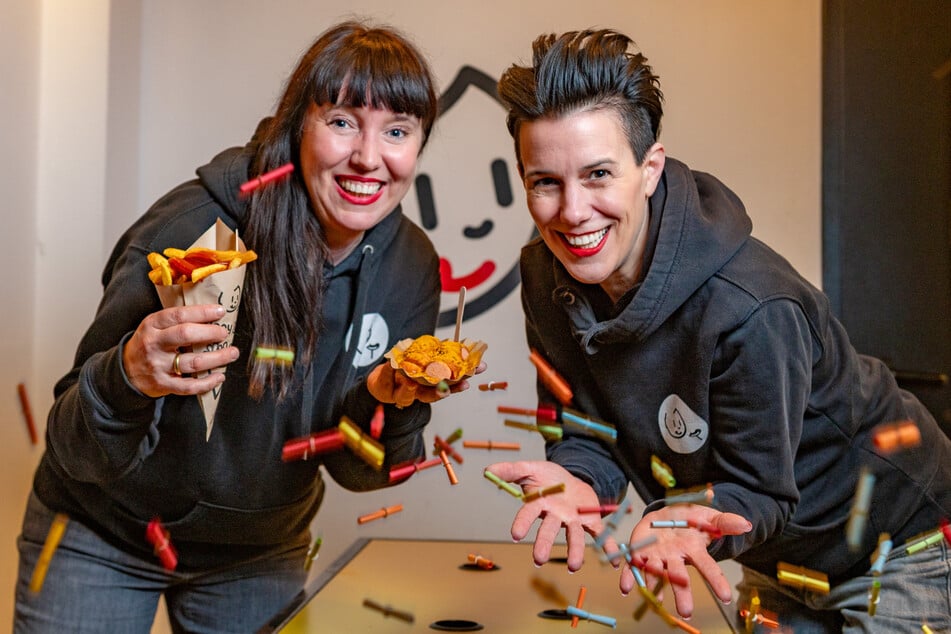Simone Meyer-Götz (45, r.) und ihre Schwester Susanne (l.) verkaufen seit über 20 Jahren Currywürste in der Neustadt. (Archivbild)