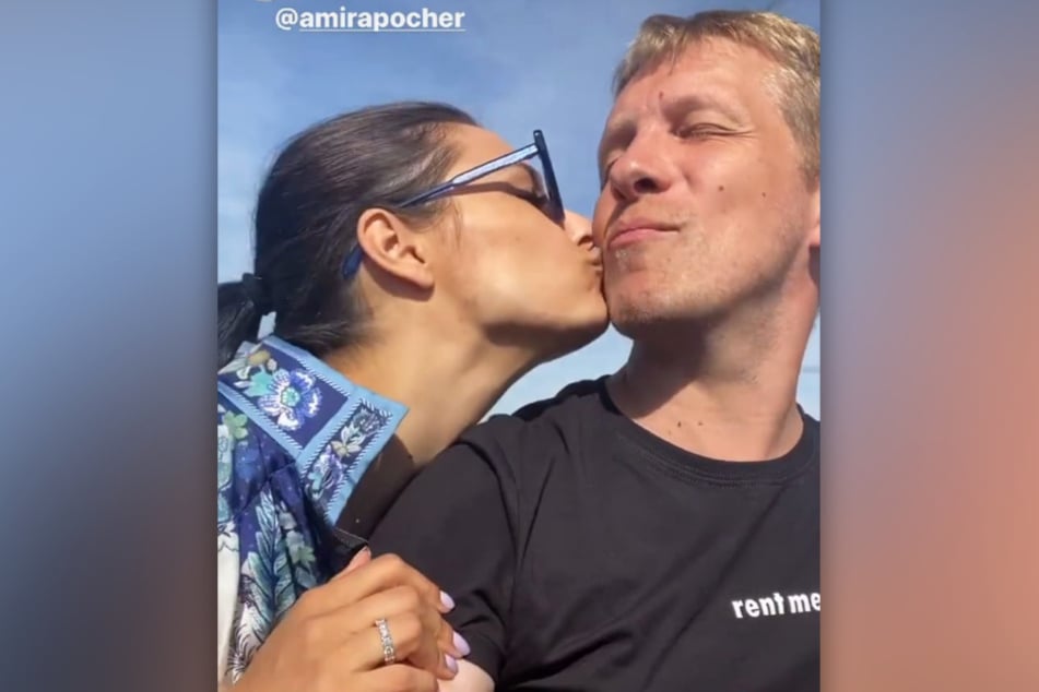 Oliver (42) und Amira Pocher (27) sind in Venedig auf einem Boot unterwegs, als sie die Nachricht verkünden.