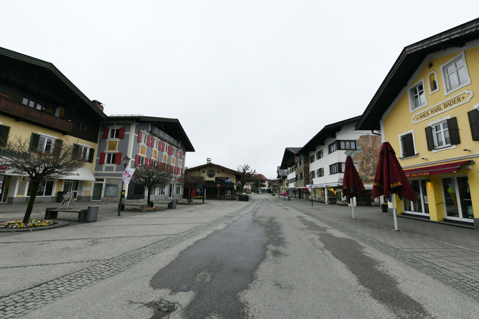 In Garmisch-Partenkirchen sind die Straßen leer gefegt.