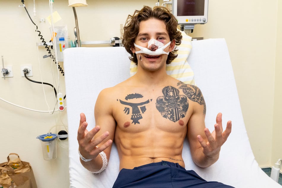 John im Krankenhaus. Das Wappen-Tattoo unterstreicht seine Dresden-Verbundenheit.