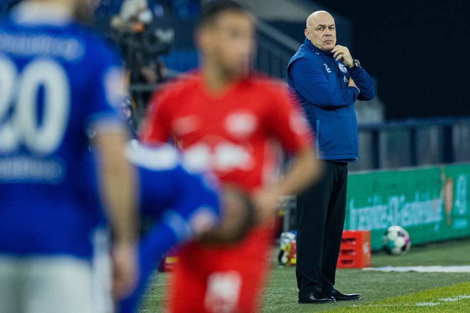 Was fällt S04-Trainer Christian Gross (r.) im Kampf gegen den Bundesliga-Abstieg noch ein?