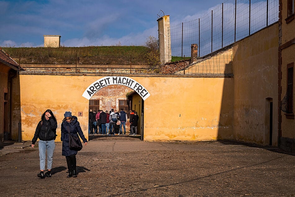 Das Tor zum Konzentrationslager Theresienstadt mit der Aufschrift "Arbeit macht frei".