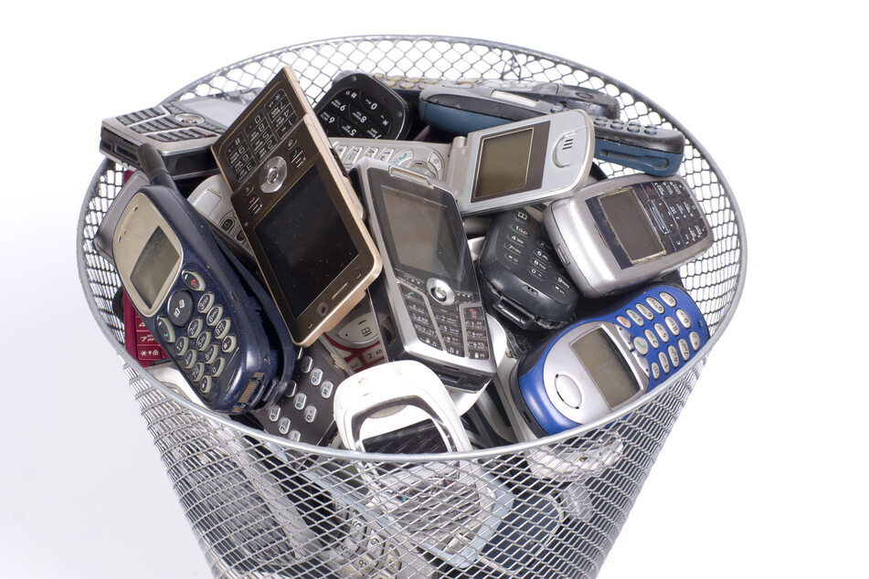 Alte Handys entsorgen – bloß nicht in die Tonne!