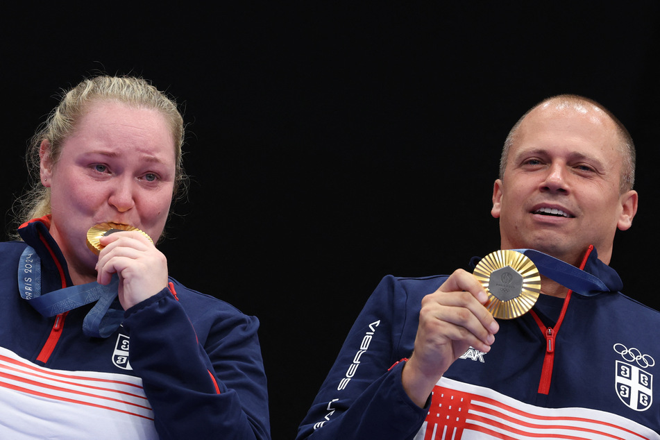 Zorana Arunović (37, l.) und Damir Mikec (40) holten Gold mit der Luftpistole und gedachten anschließend ihrer toten Teamkollegin.