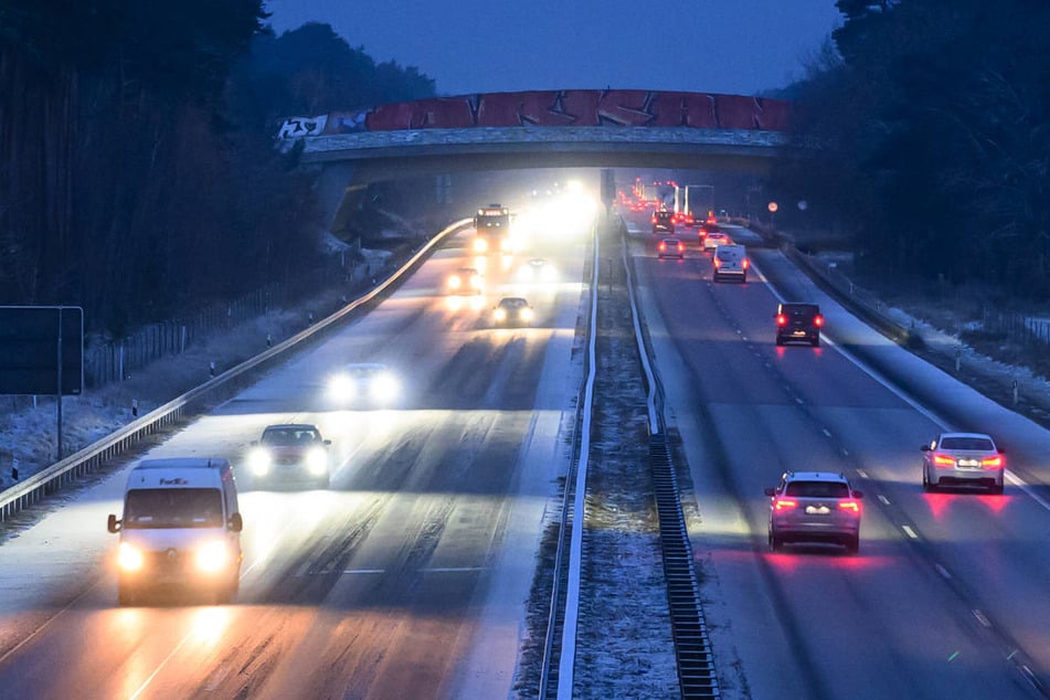 Unbekannte Täter haben am Freitag von einer Brücke aus eine Eisplatte auf die Autobahn geworfen. (Symbolfoto)