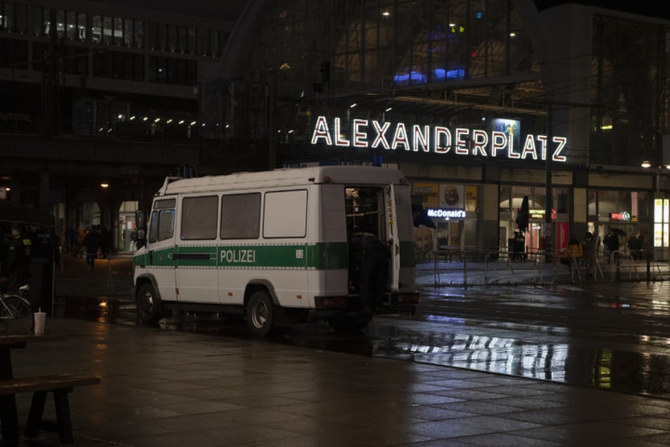 Die zwei Männer sprachen auf dem Berliner Alexanderplatz zwei Touristinnen an, wo sich auch eine Polizeiwache befindet. (Archivbild)