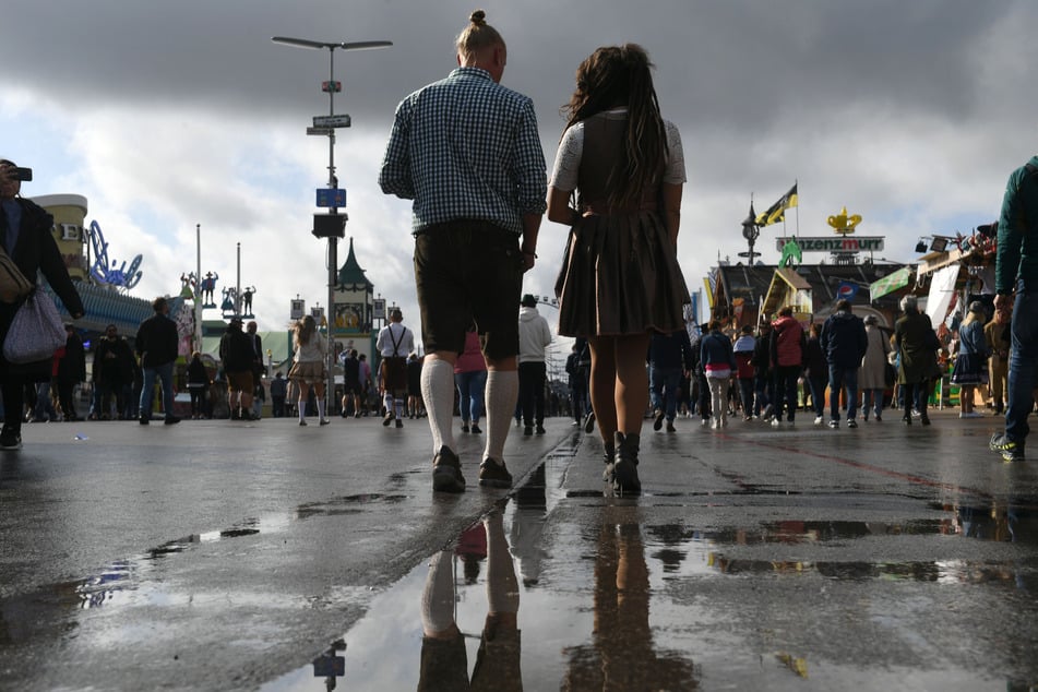 Wer am Wochenende auf das Oktoberfest möchte, darf sich zumindest am Sonntag über einen wettertechnischen Lichtblick freuen.