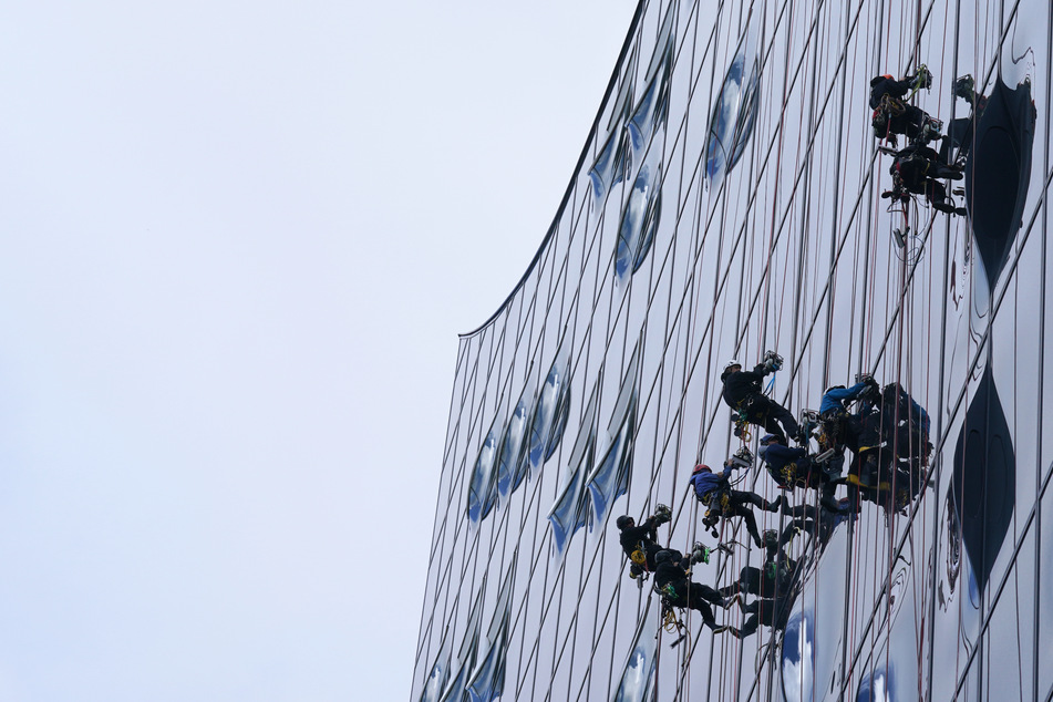 Schräger Jobmoment: Nackte Überraschung für die Elphi-Fensterputzer
