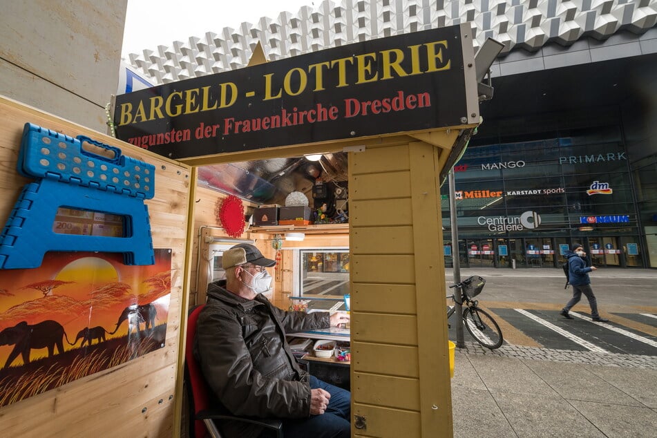 Direkt gegenüber der Centrum-Galerie auf der Prager Straße in Dresden steht eine der drei Lotterie-Hütten.