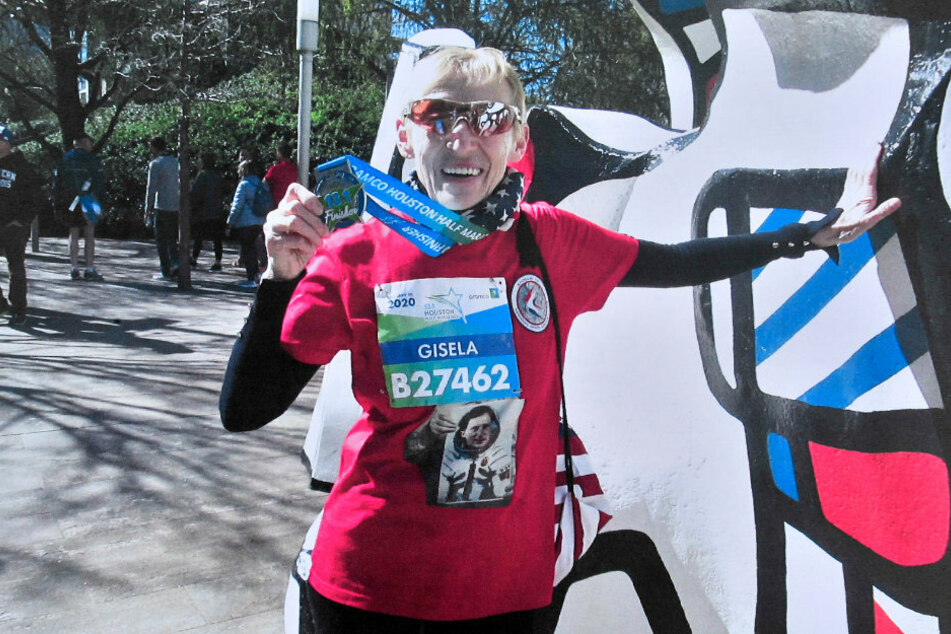 Die Rentnerin präsentiert stolz ihre Medaille, die sie beim Halbmarathon in Houston ergatterte
