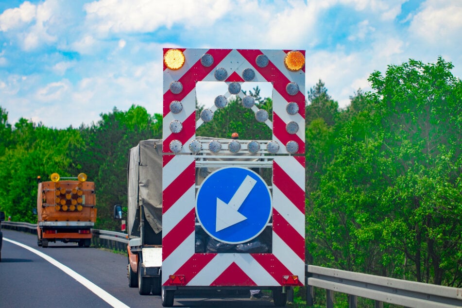 Nicht nur der Lkw musste abgeschleppt werden, auch der Schilderwagen. (Symbolfoto)