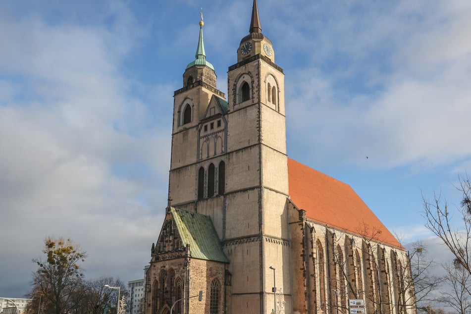 In der Johanniskirche hört Ihr am Sonntag Bridgerton-Musik bei Kerzenschein.