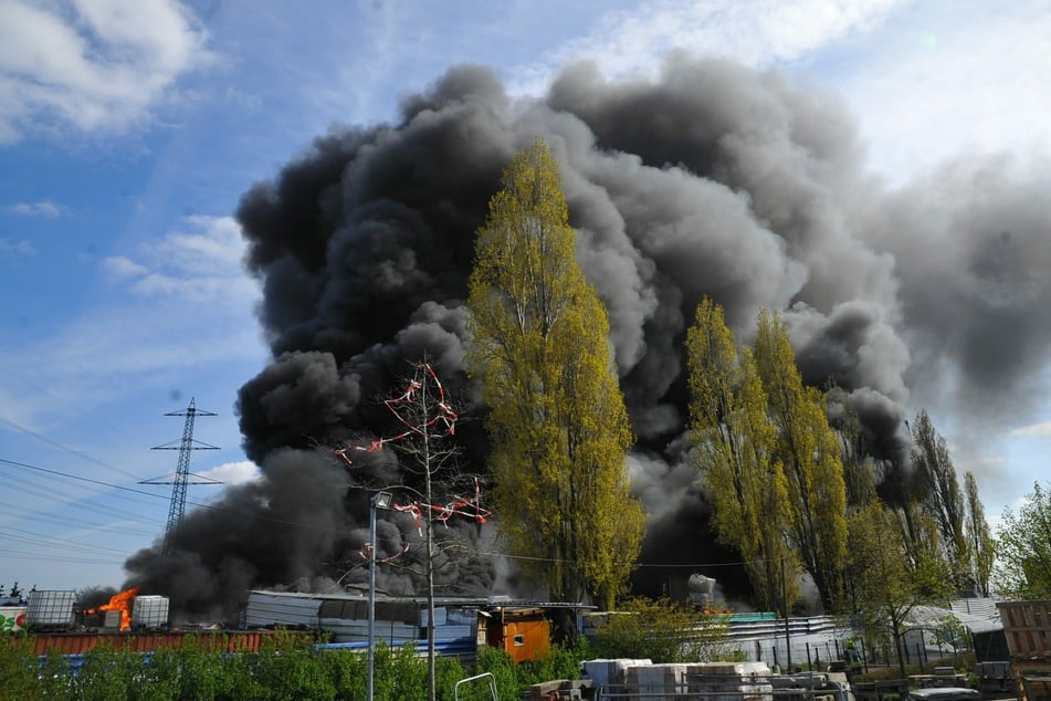 Nach Flammenmeer auf Neusser Schrottplatz: Polizei ermittelt zur Brandursache