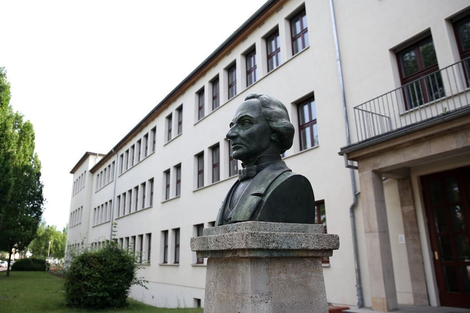Die berufsbildende Schule Dr. Otto Schlein in Magdeburg hat 160 Parkplätze, 95 davon werden von Schülern genutzt.