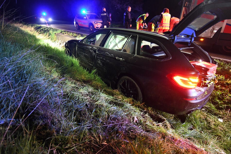 Der BMW landete nach einer Verfolgungsfahrt demoliert in einer Böschung. Der betrunkene Autofahrer verletzte sich schwer.