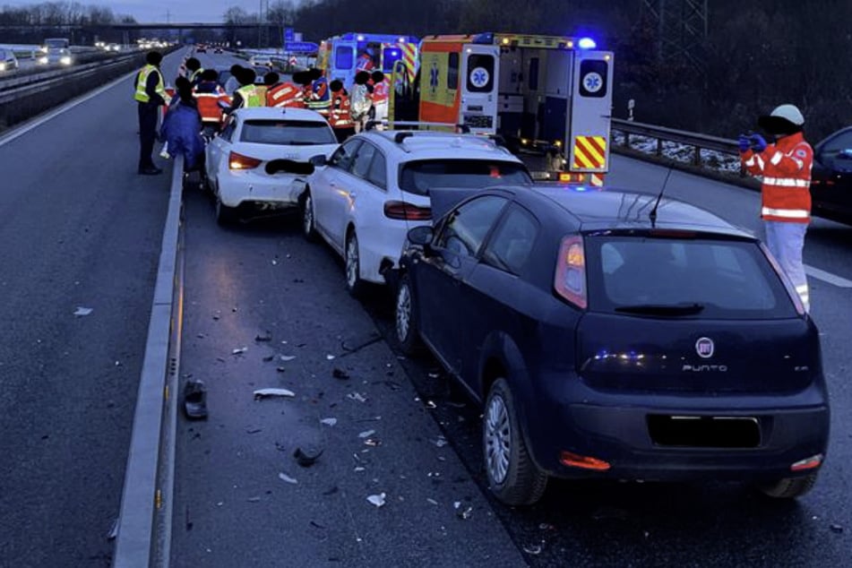 Fünf Autos krachen auf der A60 ineinander: Unfall mit sieben Verletzten