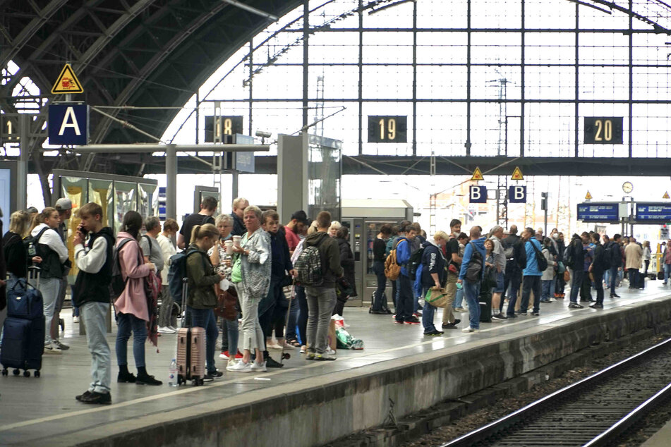 Hier und da sah man dennoch vor allem am Nachmittag volle Bahnsteige, so auch in Leipzig.
