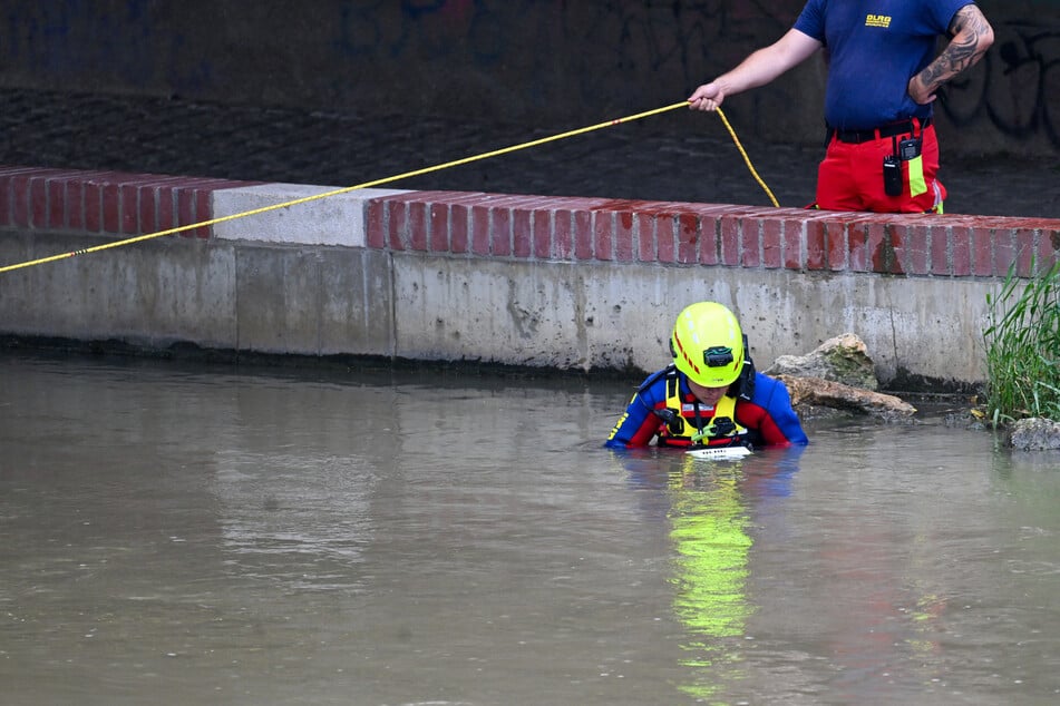 Sämtliche Suchmaßnahmen in der Donau blieben bislang ergebnislos.