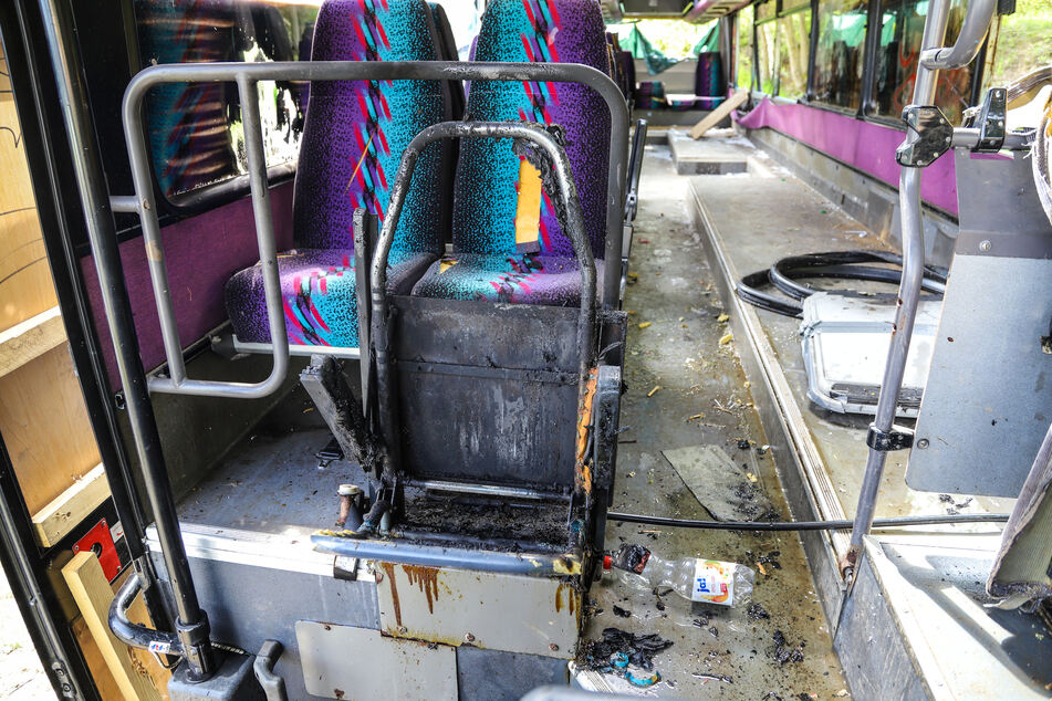 In dem Bus war offenbar ein Sitz in Brand geraten.