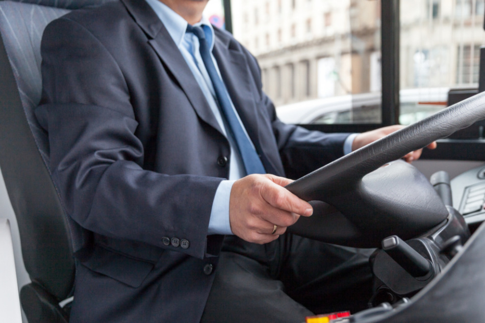 Busfahrer fordert Schüler zu Maskenverzicht auf: Polizei warnt vor Video