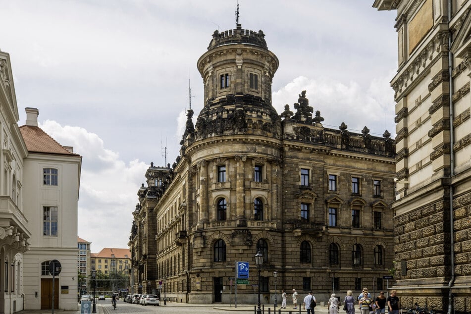 Der Vogel war aus einem Nistkasten an der Polizeidirektion Dresden gefallen.