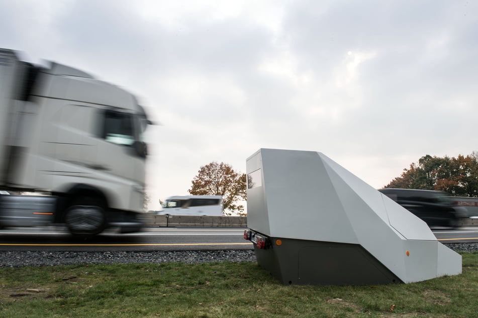 Ein solcher "Enforcement Trailer" steht regelmäßig auf der A2, A14 und A36. (Symbolfoto)