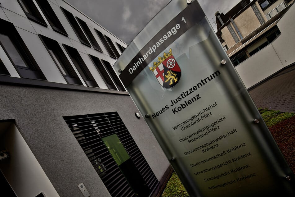 Die Anklageschrift wirft dem Mann Mord aus Heimtücke, Habgier und niedrigen Beweggründen vor.