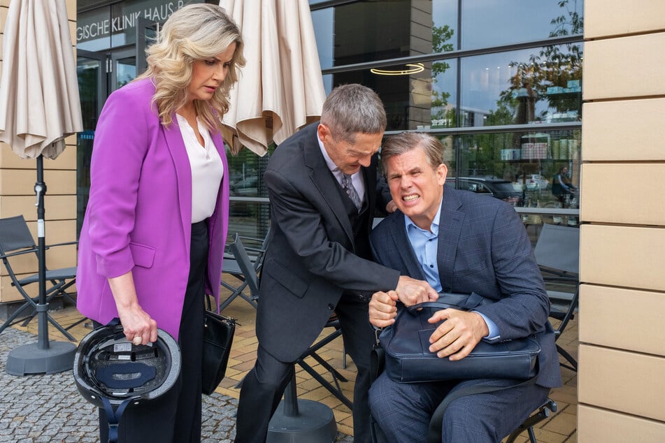 Dr. Gregor Boehmisch (Steffen Groth, 51, r.) muss derweil wegen einer Gallenblasenentzündung operiert werden.