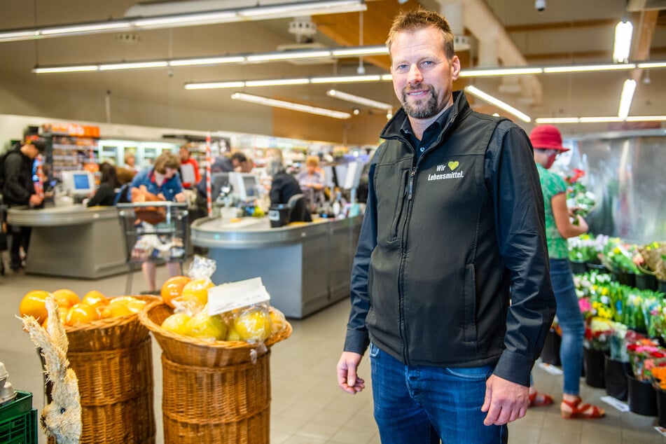 Gerüstet für den Oster-Ansturm: Edeka-Marktleiter Erik Zimmermann (44).